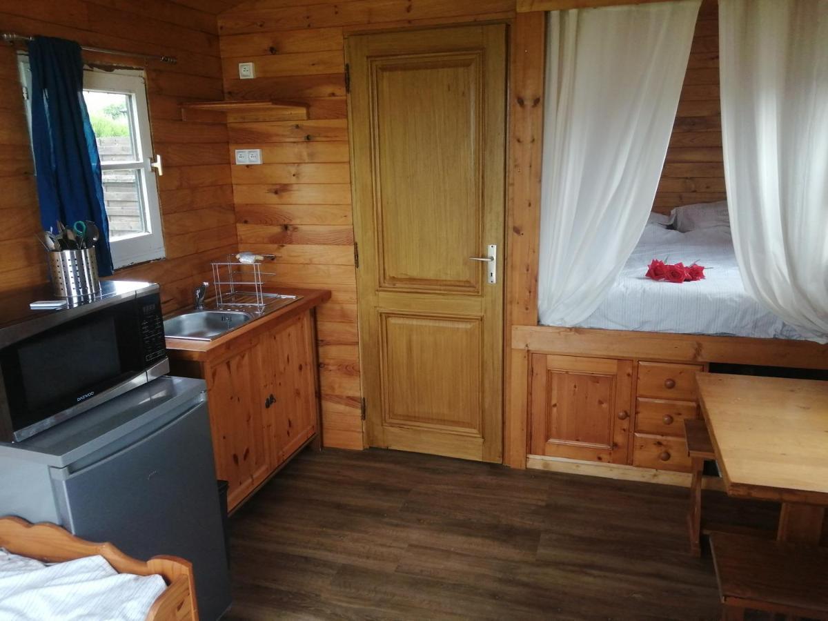 Villa Roulotte Et Jacuzzi De Rachel Au Domaine Du Reuze Winnezeele Exterior foto