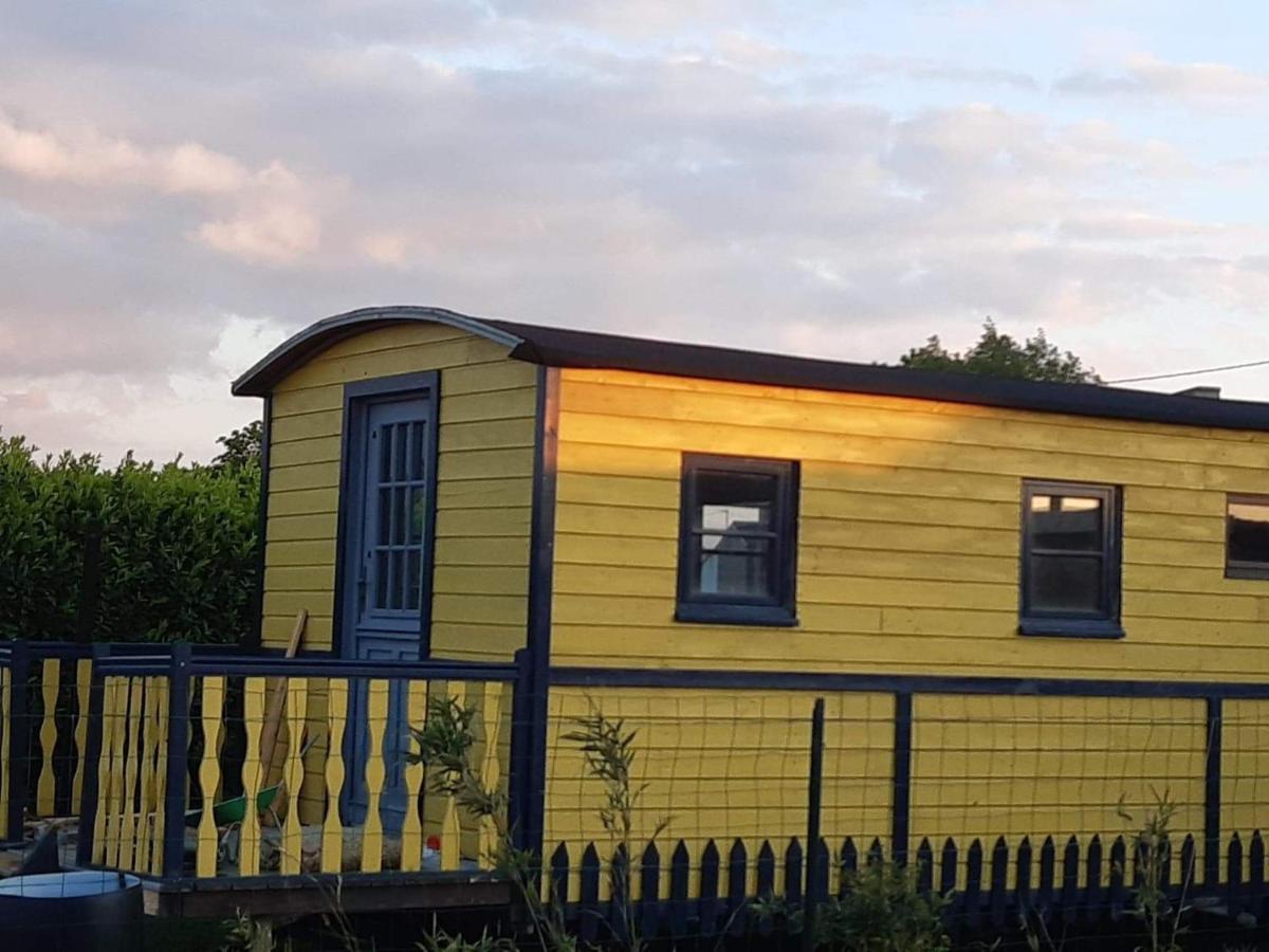 Villa Roulotte Et Jacuzzi De Rachel Au Domaine Du Reuze Winnezeele Exterior foto
