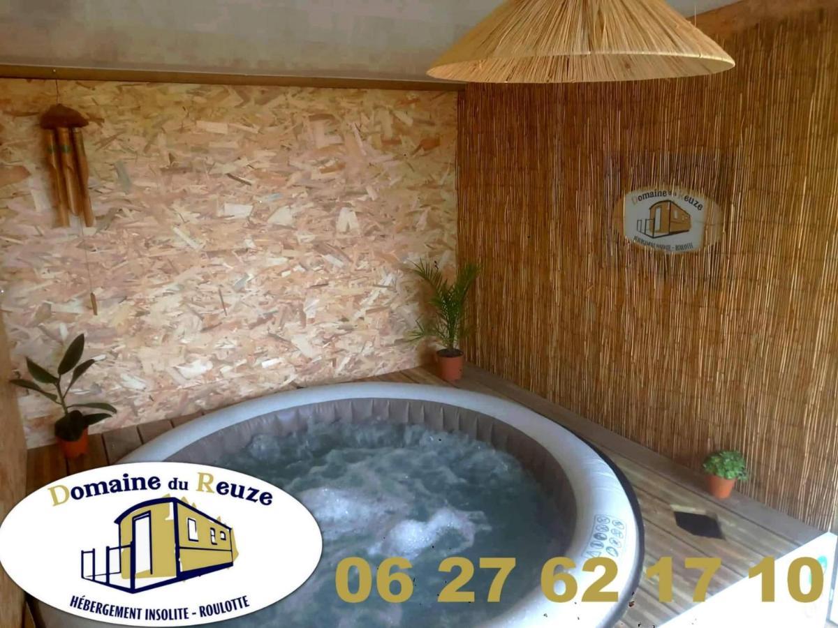 Villa Roulotte Et Jacuzzi De Rachel Au Domaine Du Reuze Winnezeele Exterior foto
